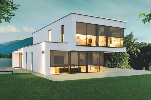 Modernes Einfamilienhaus mit großen Fenstern und Garten in naturnaher Umgebung.